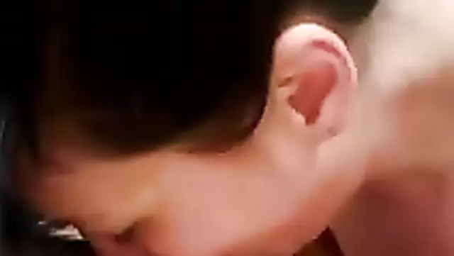 Olgun Kırgızistanlı sevgilisine güzel bir oral yapıyor.