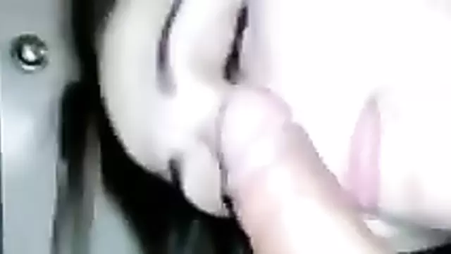 Güzel Kırgızistanlı kız kocasını yavaşça emiyor.