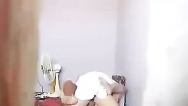 Adam, Kırgız karısının amını sikişiyor.