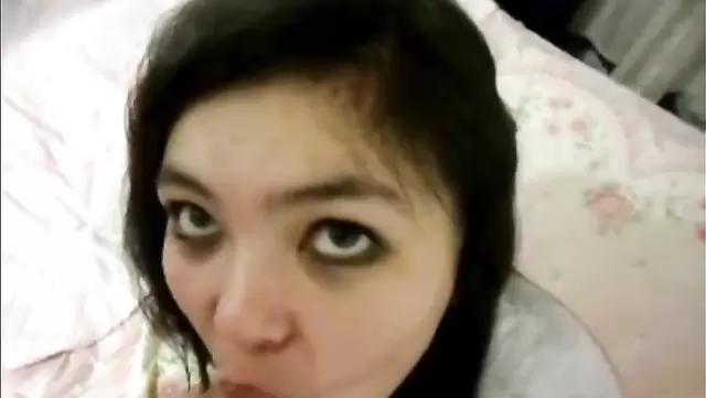 Göz maskeli orospu, Kyrgyz'in aletini yalıyor.