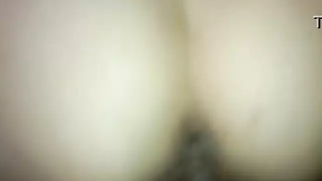 Kırgızistanlı büyük göğüslü hatun, iş arkadaşının aletiyle amı iyice genişletiliyor.