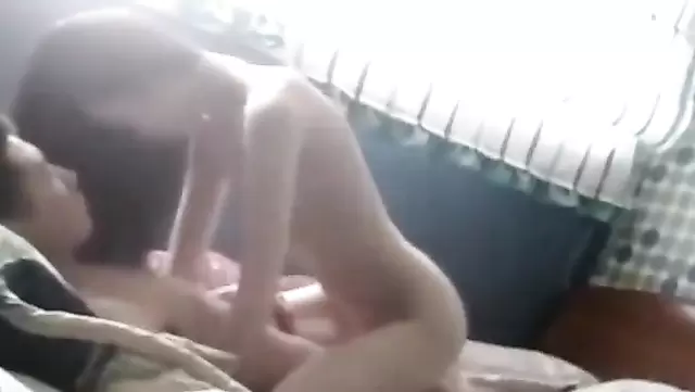 Cılız kız Kırgızistan'ı güzelce yalıyor.