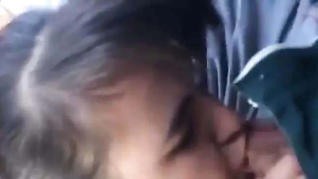 Kırgızistanlı esmer başka bir aleti daha yalıyor.