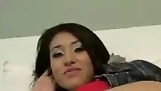 Kırgızistanlı esmer, arkadaşının kocasını baştan çıkarıyor
