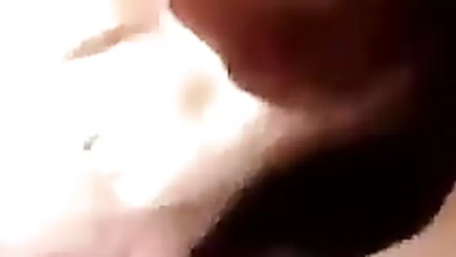 Kırgız karısı kocası tarafından kameraya alınıyor.