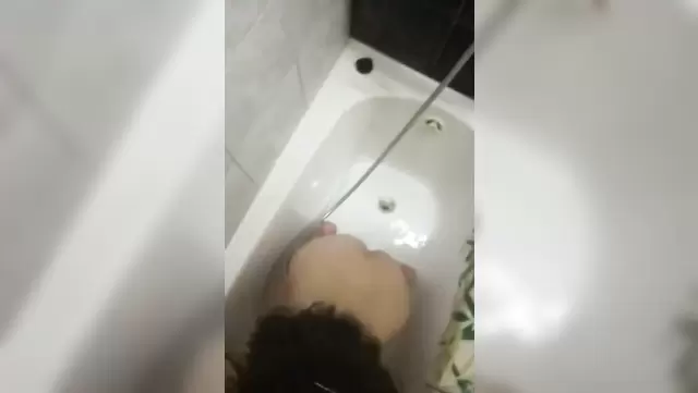 Kırgız hatun banyoda kocasının aletini yalıyor.