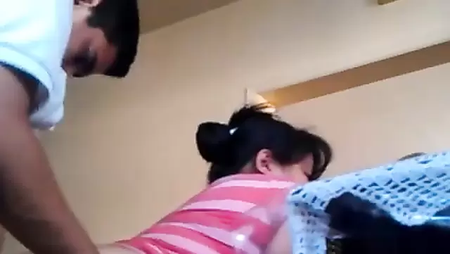 Kırgızistanlı hatun, tombul komşusunu köpek pozisyonunda sikişiyor.