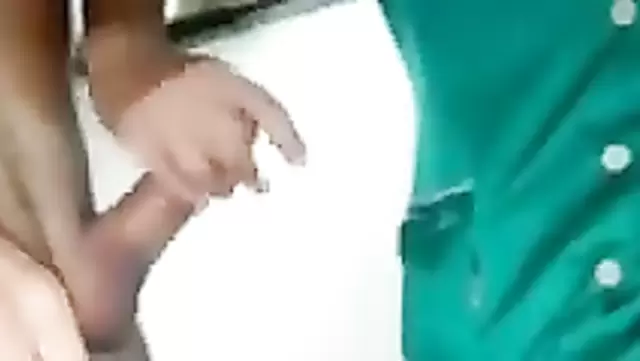 Adam Kırgız hemşireyi görmeye geldi ve seks aldı.