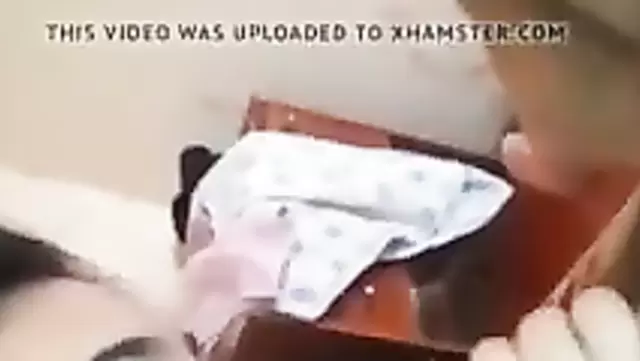 Herif, tatlı Kırgız genç kızın ağzına siki sokuyor.