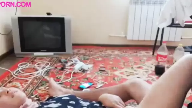 Giyinik Kırgız hatun yere fışkırtıyor.