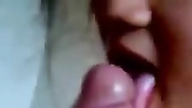 Genç Kırgız kızdan yumuşak bir oral şov.