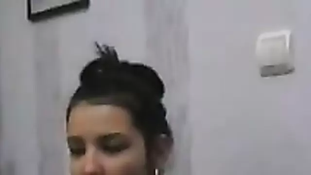 Tatlı kız götünü Kırgızistan'a gösterdi.